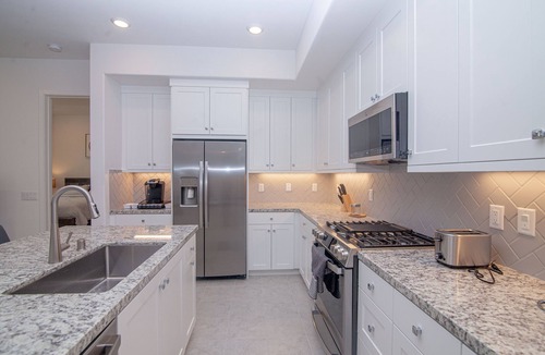 Stevenson Ranch Condo | Lux new 2 bedroom condo 1 minute from Six Flags.