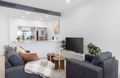 Milton Apartment | Luxe 1Bd | Views | Pool & Parking Walk to Suncorp