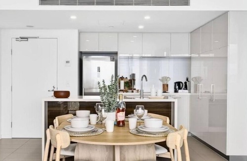 Milton Apartment | Luxe 2BR |Sleeps 6 |Balcony |Pool |Walk To Suncorp