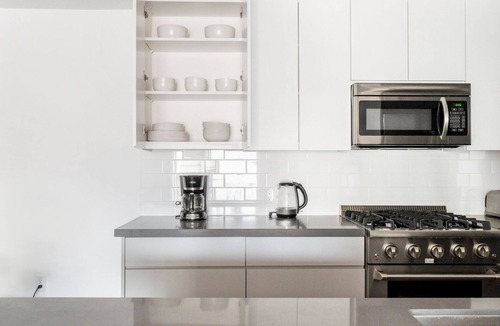 Sharon Heights Apartment | Luxe Menlo Park 1BR w/Pool, Tennis & A/C, nr Shopping, by Blueground