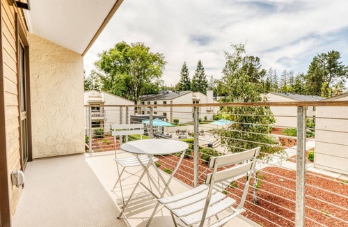 Sharon Heights Apartment | Luxe Menlo Park 1BR w/Pool, Tennis & A/C, nr Shopping, by Blueground