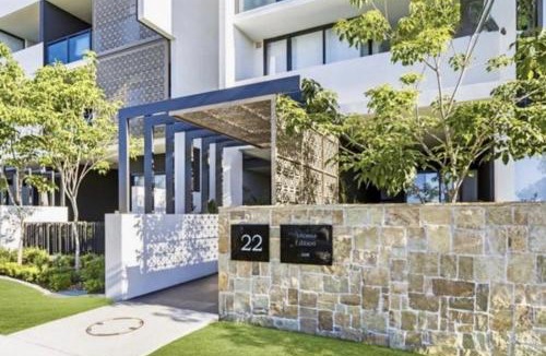 Cannon Hill Apartment | Luxe Retreat - Airport 13 mins, Free Parking, Train, Bus, Shops & Parks Nearby