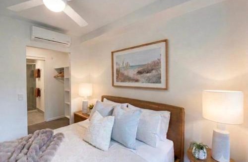 Cannon Hill Apartment | Luxe Retreat - Airport 13 mins, Free Parking, Train, Bus, Shops & Parks Nearby