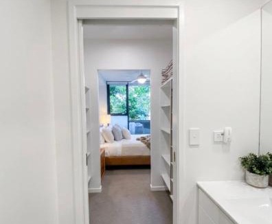 Cannon Hill Apartment | Luxe Retreat - Airport 13 mins, Free Parking, Train, Bus, Shops & Parks Nearby