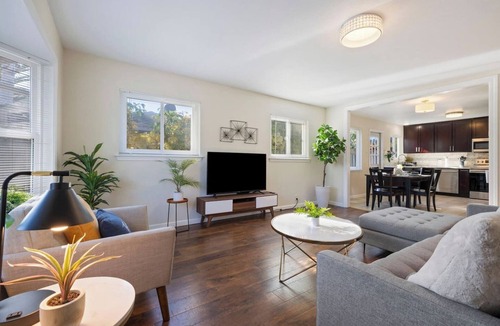 East Palo Alto House | Luxo Stays |Stanford| 3bd/2ba #pet #comfy