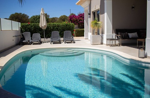 Porto de Mos Villa | Luxorious 3 bedroom villa with ensuite bathrooms overlooking Porto de Mós beach
