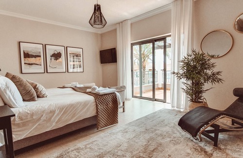 Porto de Mos Villa | Luxorious 3 bedroom villa with ensuite bathrooms overlooking Porto de Mós beach