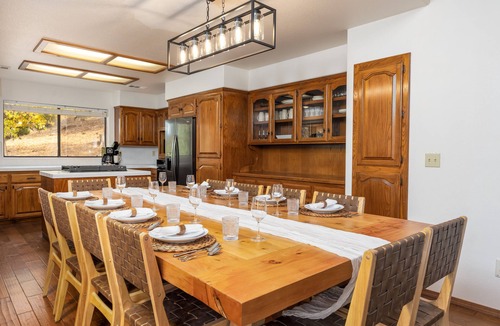 Coarsegold Cabin | Luxurious 5 King Beds w/Fireplace, Views, GameRm, and EV Charger near Yosemite