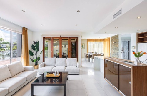 Biggera Waters House | Luxurious 6BR Retreat W/Pool & Port @BiggeraWaters