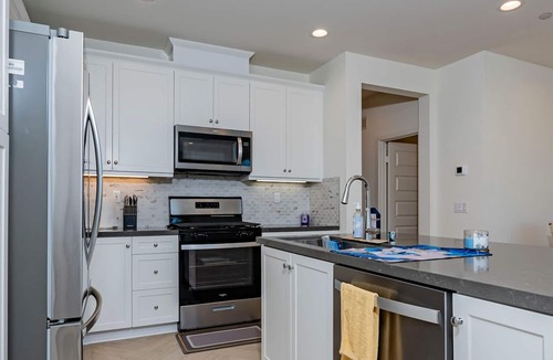 Ontario Apartment | Luxurious Ontario Townhouse Ideal Family Retreat