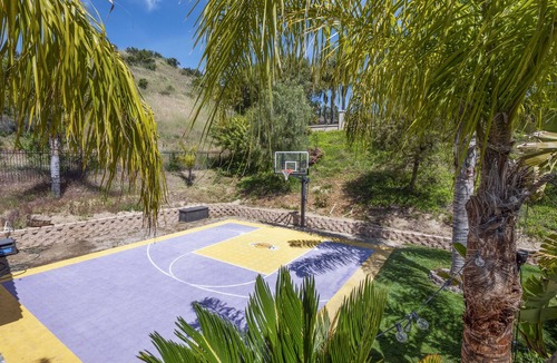Castaic House | Luxurious Pool Resort Style Gated Estate - sleeps 14 - 5 bedrooms 4.5 bath