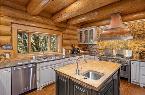 Wishon Cabin | Luxurious Rustic Log Cabin- Moosehead Lodge Bass Lake