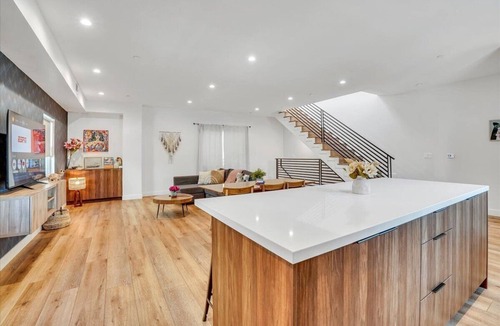 Sherman Oaks Apartment | Luxurious Townhome