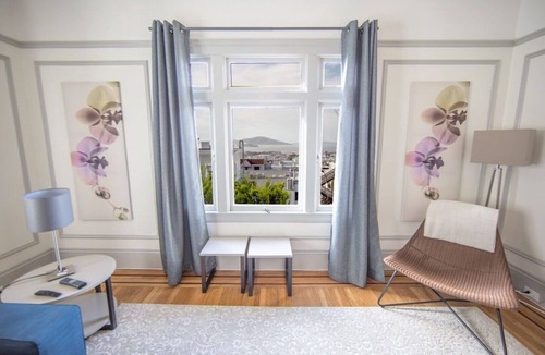 Russian Hill Apartment | Luxury 2 bedroom 1 bath Penthouse in prime neighborhood. ORGANIC SANITATION