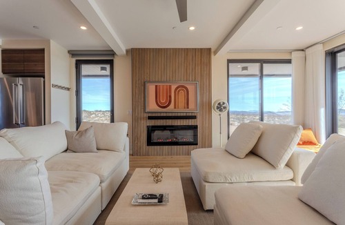 Joshua Tree House | Luxury 20-Acre Fully-Fenced Oasis Pool, Spa & Stunning Views 10 mins to JTNP