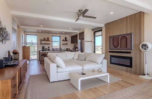 Joshua Tree House | Luxury 20-Acre Fully-Fenced Oasis Pool, Spa & Stunning Views 10 mins to JTNP