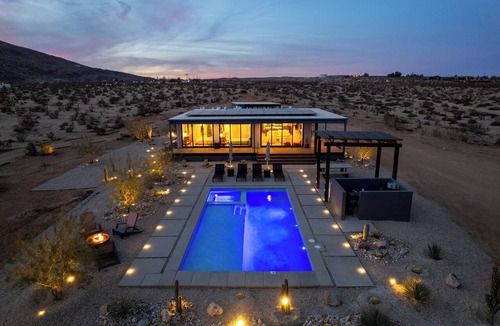 Joshua Tree House | Luxury 20-Acre Fully-Fenced Oasis Pool, Spa & Stunning Views 10 mins to JTNP