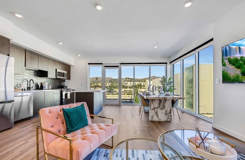 Hollywood Apartment | Luxury 2BR Hollywood Sign View by Oneluxstay