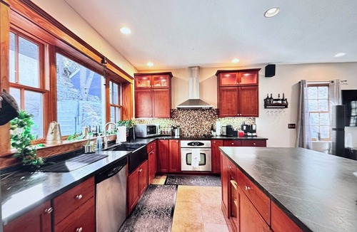 Wrightwood House | Luxury 4-bedroom Mountain Home with Game room. Pet friendly
