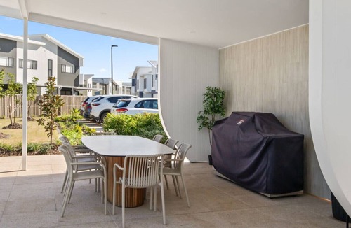 Helensvale House | Luxury 4BR Home w/Pool, Gym & BBQ in Helensvale