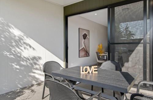 Helensvale House | Luxury 4BR Home with Pool Gym and BBQ in Helensvale