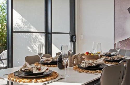 Helensvale House | Luxury 4BR Home with Pool Gym and BBQ in Helensvale