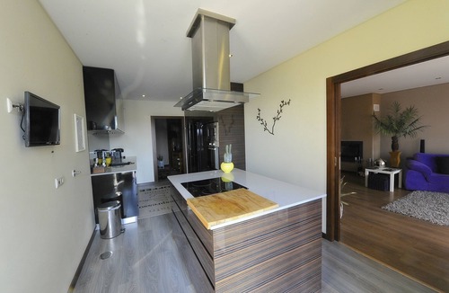 Santa Marinha Apartment | Luxury apartment with 175 square meters, bright and central, close wine cellars