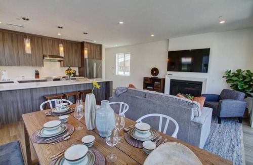 West Newport House | Luxury Coastal Retreat: Ocean Views/Rooftop Deck x2/6BDRM/6Bth/Ample Parking!