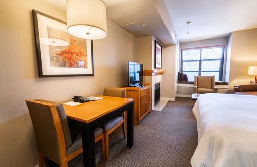 Mammoth Lakes Hotel | Luxury Condo at Mammoth Village - With Canyon Lodge Ski Locker