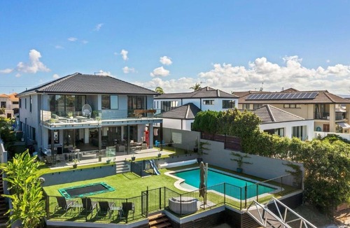 Surfers Paradise House | Luxury Family Friendly Home in Surfers Paradise
