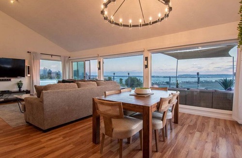 Middletown House | ♥ Luxury Hilltop Retreat in the City - Hot Tub! Central Location! Unforgettable Views! ♥