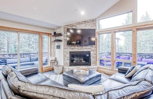 Pioneer Trail House | Luxury Home - Pool Table Jetted Tub Fireplaces Free WiFi washer&dryer