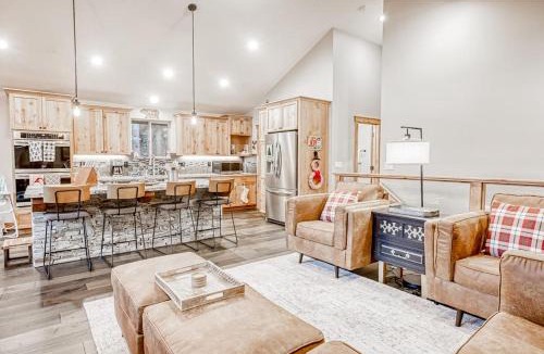 Pioneer Trail House | Luxury Home - Pool Table Jetted Tub Fireplaces Free WiFi washer&dryer