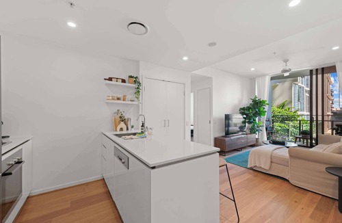 Newstead Apartment | Luxury Inner-City Apartment w/Pool & Gym