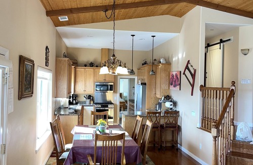 Julian House | LUXURY LAKE HOUSE & TREEHOUSE DAYBED 5-STAR QUALITY- Plush beds for 10
