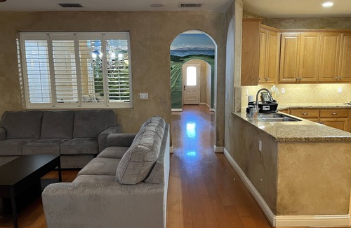 Modesto House | Luxury, modern and cozy home in a friendly neighborhood, close to everywhere!