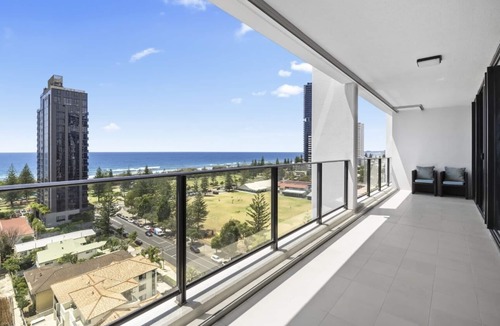 Broadbeach Apartment | Luxury Ocean View Apartment in Broadbeach.