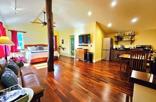 Pepeekeo House | Luxury Oceanfront Guest House in Gated Community