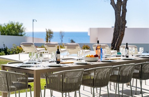Faro City Centre Apartment | Luxury oceanside villa with pool [l]