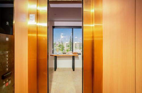 Biggera Waters Apartment | Luxury Penthouse w Hot Tub Views