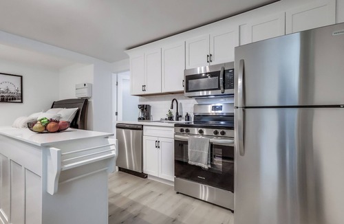 Pico Condo | Luxury Remodel – Walk to Beach & 3rd St Promenade