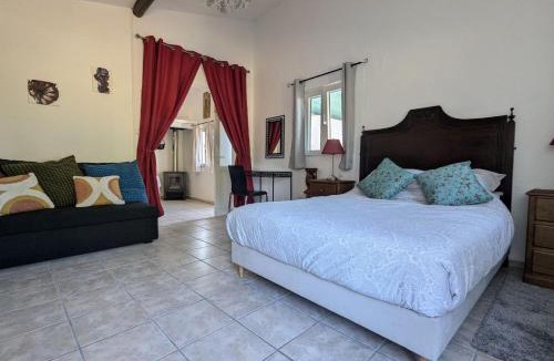 Tabua House | Luxury Romantic Retreat with Hot Tub & Pool