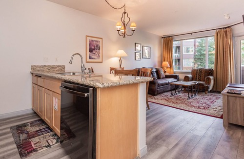 Mammoth Lakes Condo | Luxury Ski-In Ski-Out 1 Bedroom Suite @ Juniper Springs Lodge WIFI, Hot Tub, Garage & Elevators
