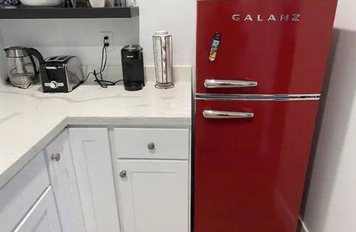 Redwood City Apartment | Luxury Spacious Studio in Woodside Plaza