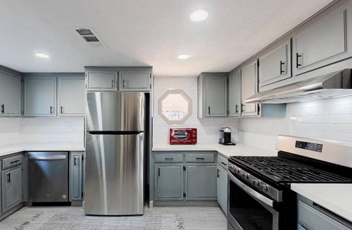 Riviera - Westchester Ski Chalet | Luxury Stay Near Downtown Bakersfield