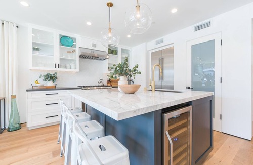 West Newport Condo | Luxury Three-Level 6BR | AC, Ocean Views & Rooftop Deck w/Private Hot Tub | Steps to the Sand!
