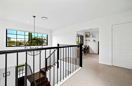 Broadbeach Waters House | Luxury Villas Allambi Broadbeach (With Car Parking)