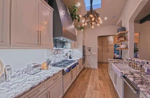 Beachwood Canyon Villa | Luxury Villa + Secret Garden + Pool + Dogs OK