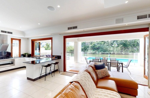Broadbeach House | Luxury Villas Lakeland Keys (Heated Pool)