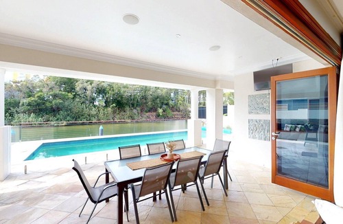 Broadbeach House | Luxury Villas Lakeland Keys (Heated Pool)